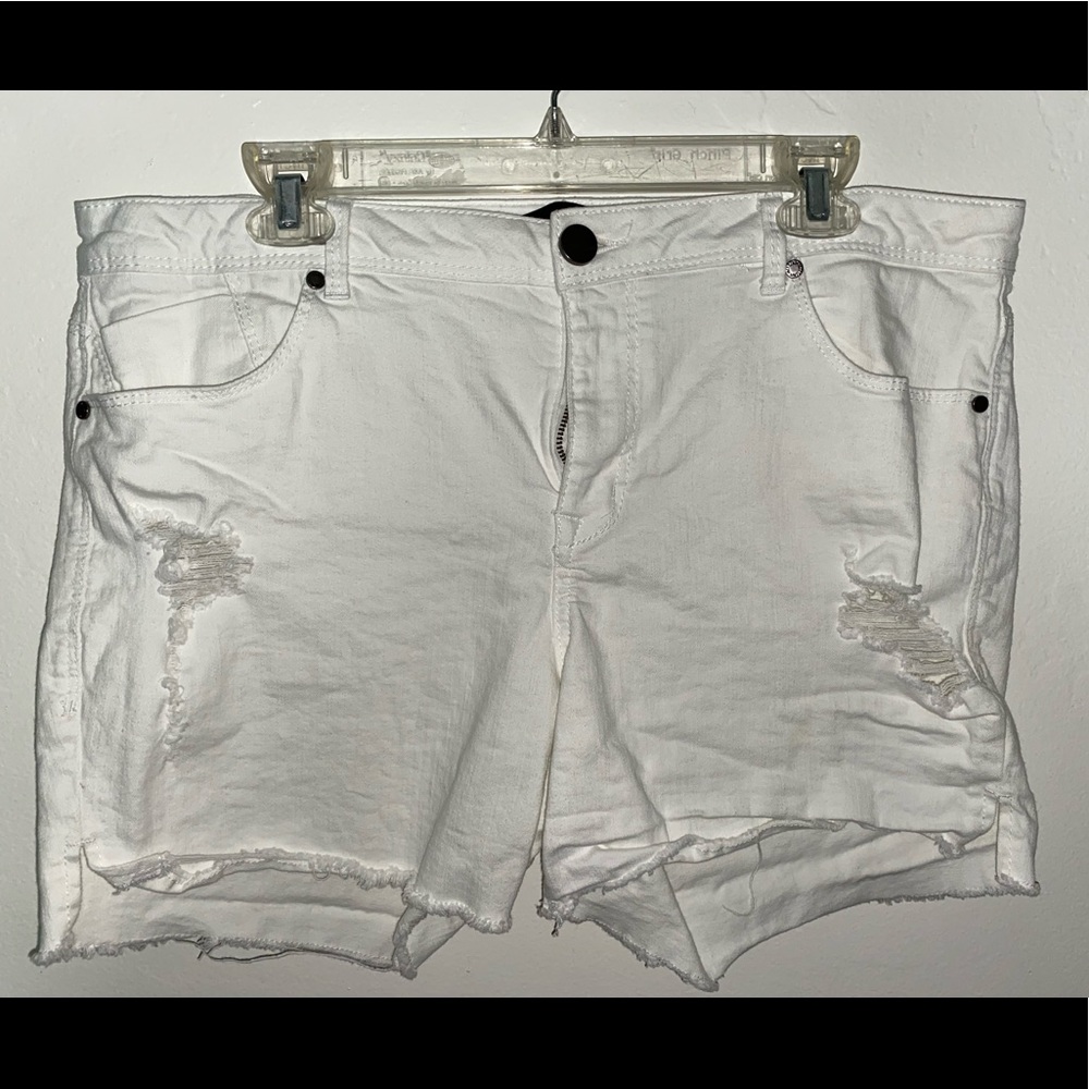 BRAND NEW! 1822 Denim distressed white shorts